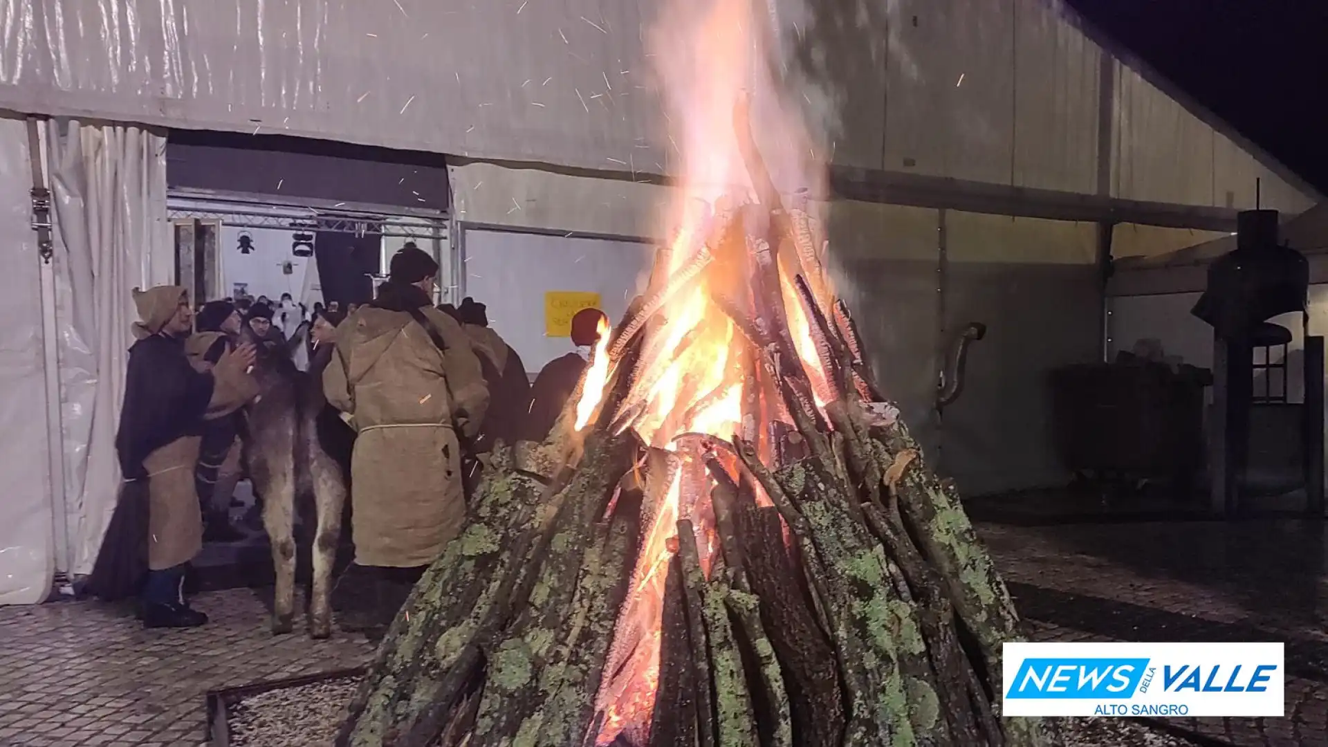 Colli a Volturno: il rito del fuoco, i gruppi di questuanti, la Confraternita ed il calore della gente. La festa di Sant’Antonio Abate incanta. Guarda il servizio.